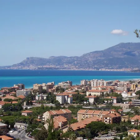 Sleeps 8 Pool Air Con * Sasso di Bordighera