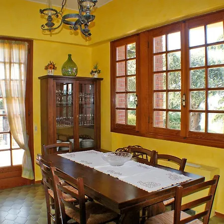 Sleeps 8 Pool Air Con *